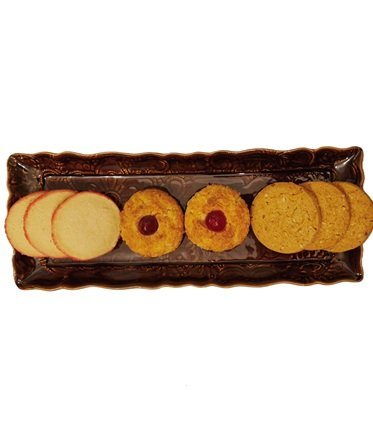 Nygräddade kakor på ett fat